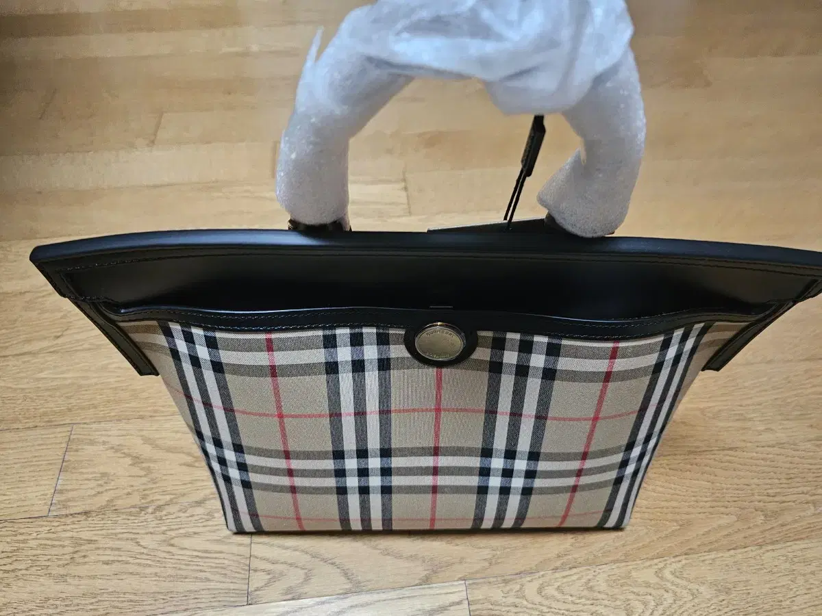 美品　Burberry　バーバリー　ブラック　シルバー　チェック　クォーツ BURBERRY バーバリー ストール GIANT CHECK GAUZE レディース